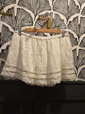 Hollister Cream Lace-Trim Mini Skirt